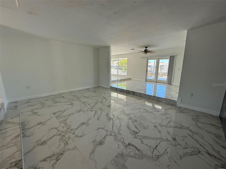 For Sale: $369,900 (2 beds, 2 baths, 2213 Square Feet)