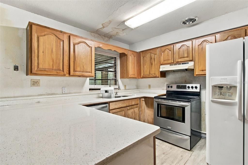 Active With Contract: $299,999 (3 beds, 2 baths, 1701 Square Feet)