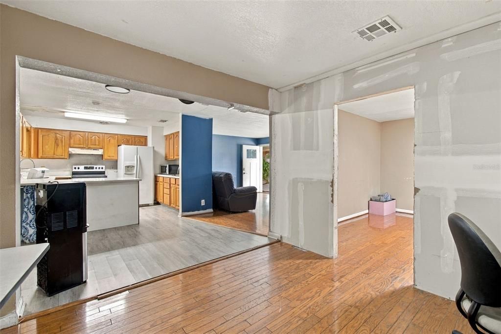 Active With Contract: $299,999 (3 beds, 2 baths, 1701 Square Feet)