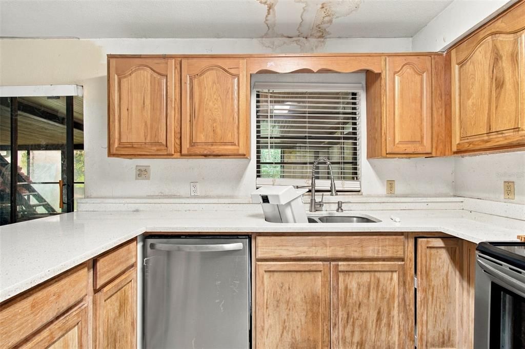 Active With Contract: $299,999 (3 beds, 2 baths, 1701 Square Feet)