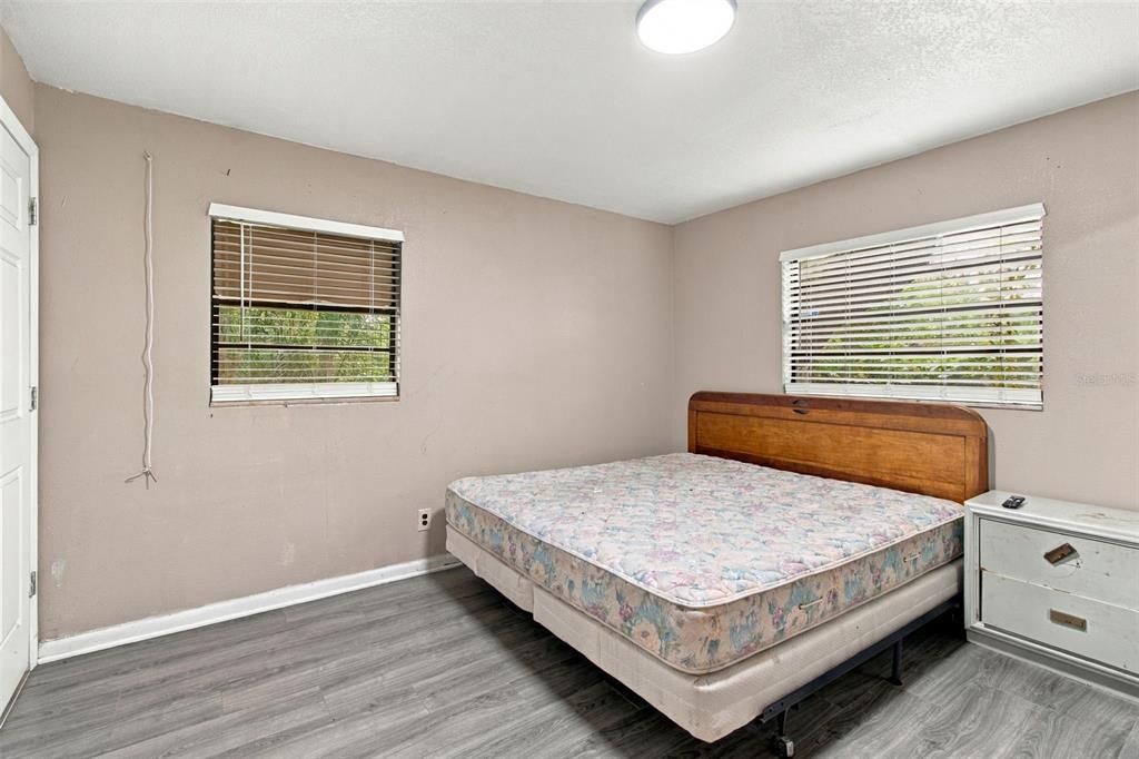 Active With Contract: $299,999 (3 beds, 2 baths, 1701 Square Feet)