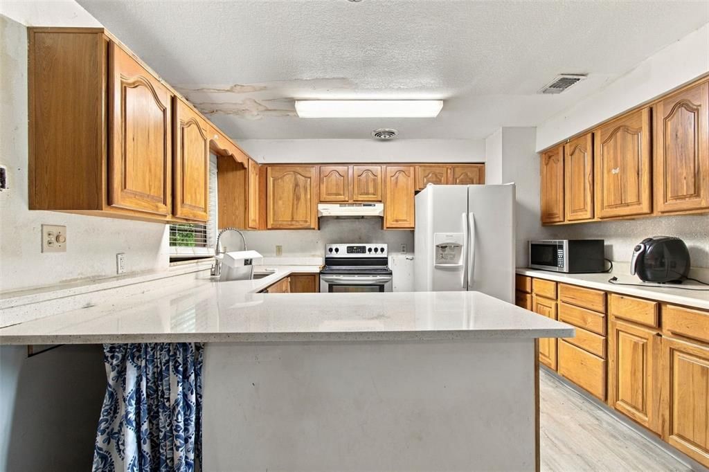 Active With Contract: $299,999 (3 beds, 2 baths, 1701 Square Feet)