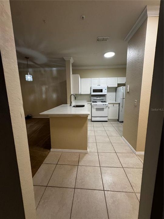 For Rent: $1,450 (1 beds, 1 baths, 890 Square Feet)