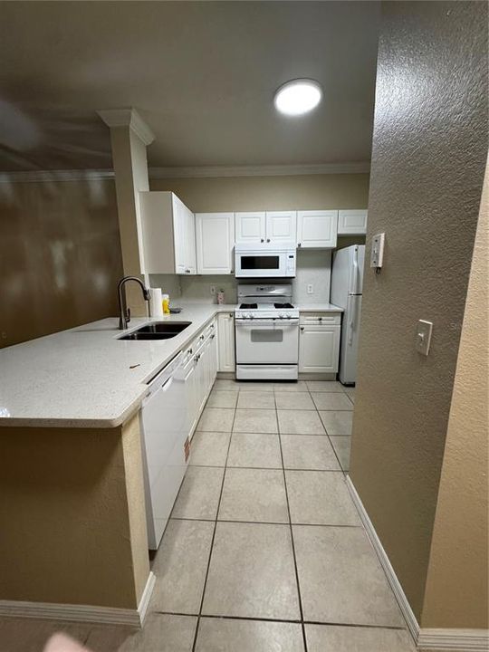 For Rent: $1,450 (1 beds, 1 baths, 890 Square Feet)