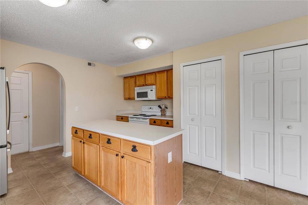 En Venta: $325,000 (3 camas, 2 baños, 2026 Pies cuadrados)
