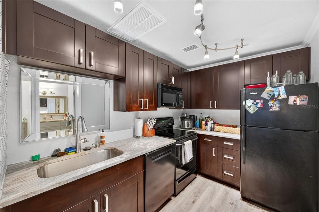В аренду: $2,200 (1 спален, 1 ванн, 823 Квадратных фут)