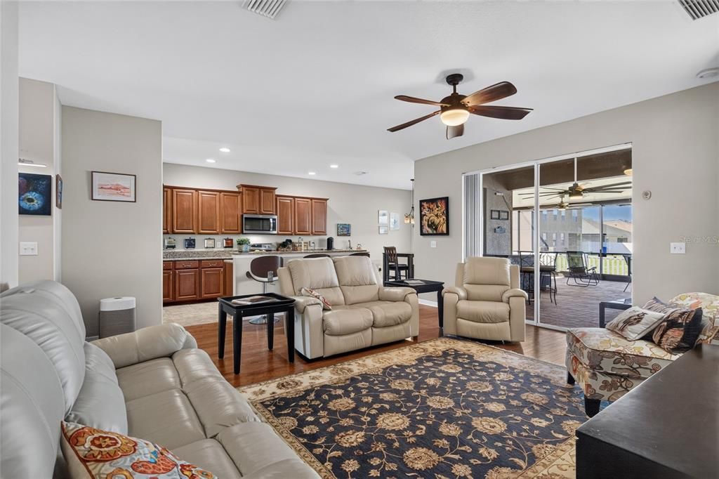 En Venta: $399,000 (4 camas, 2 baños, 1918 Pies cuadrados)