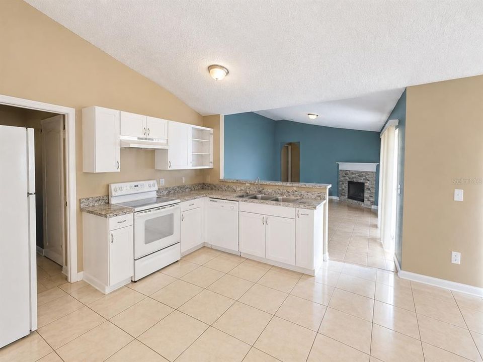 В аренду: $1,900 (4 спален, 2 ванн, 1652 Квадратных фут)