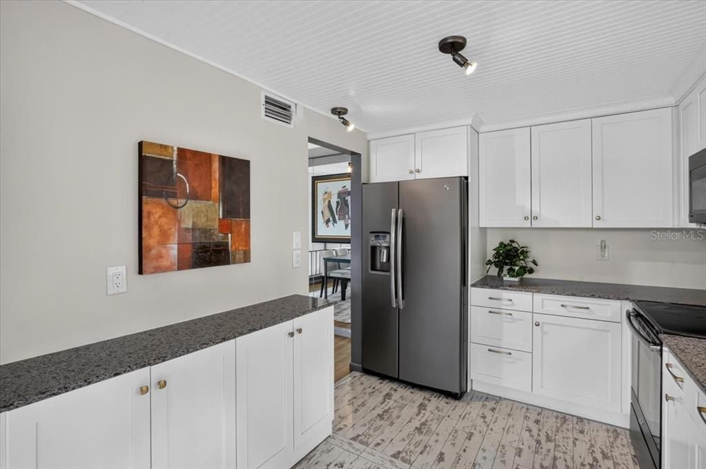 For Sale: $240,000 (2 beds, 2 baths, 1230 Square Feet)
