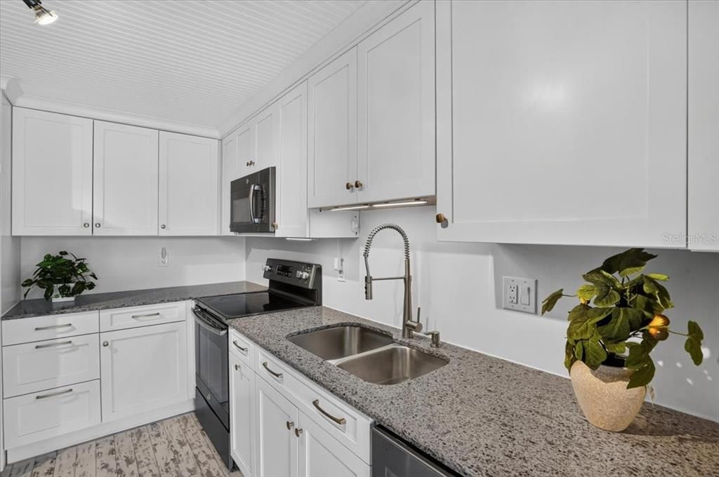 For Sale: $240,000 (2 beds, 2 baths, 1230 Square Feet)