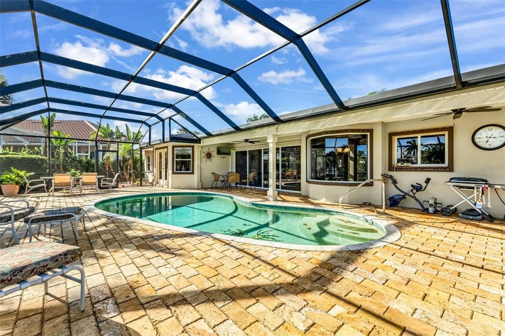 En Venta: $549,900 (3 camas, 3 baños, 2005 Pies cuadrados)