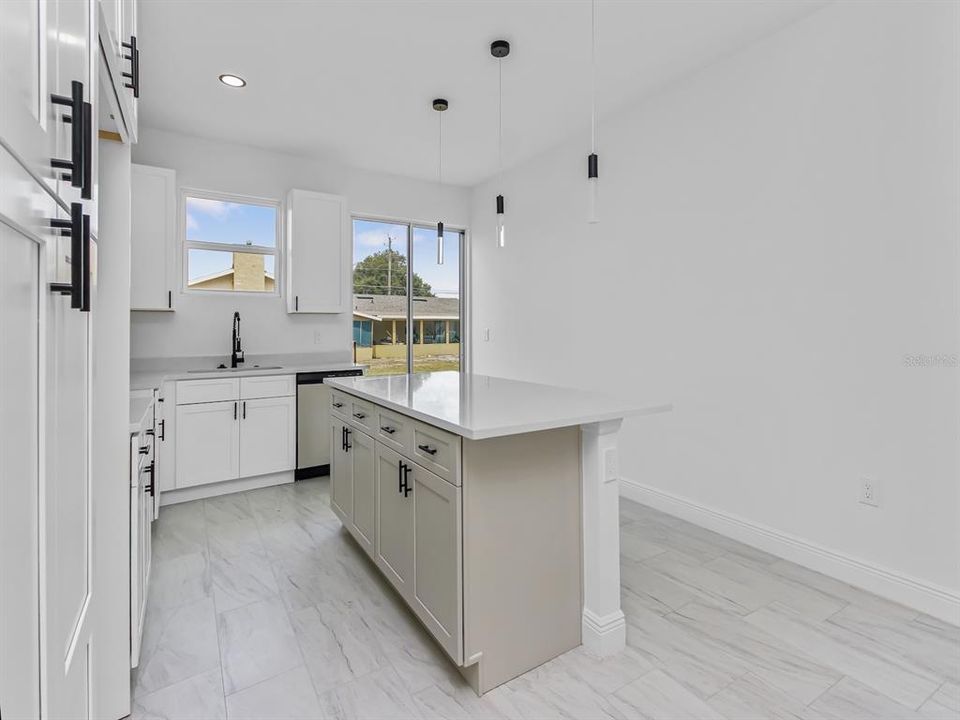 В аренду: $2,500 (3 спален, 2 ванн, 1303 Квадратных фут)
