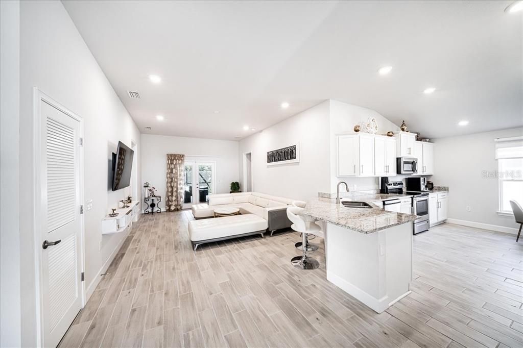На продажу: $435,000 (4 спален, 2 ванн, 1803 Квадратных фут)