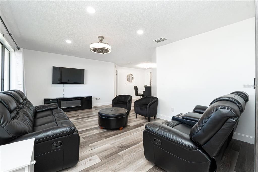 В аренду: $2,595 (4 спален, 2 ванн, 1727 Квадратных фут)