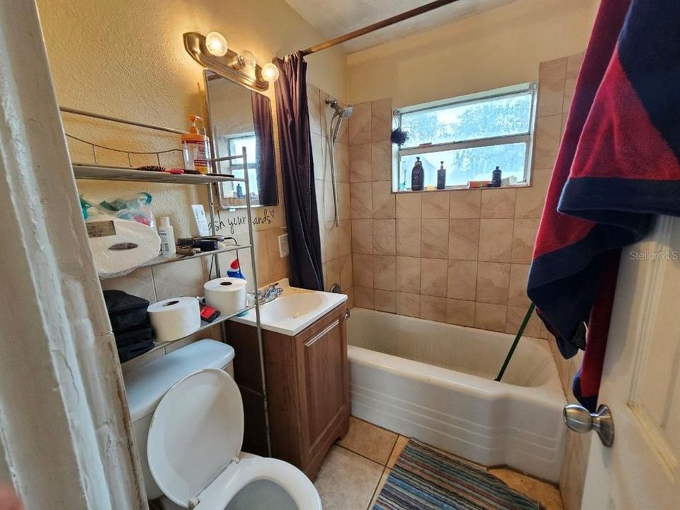 合同活跃: $165,000 (3 贝兹, 2 浴室, 962 平方英尺)