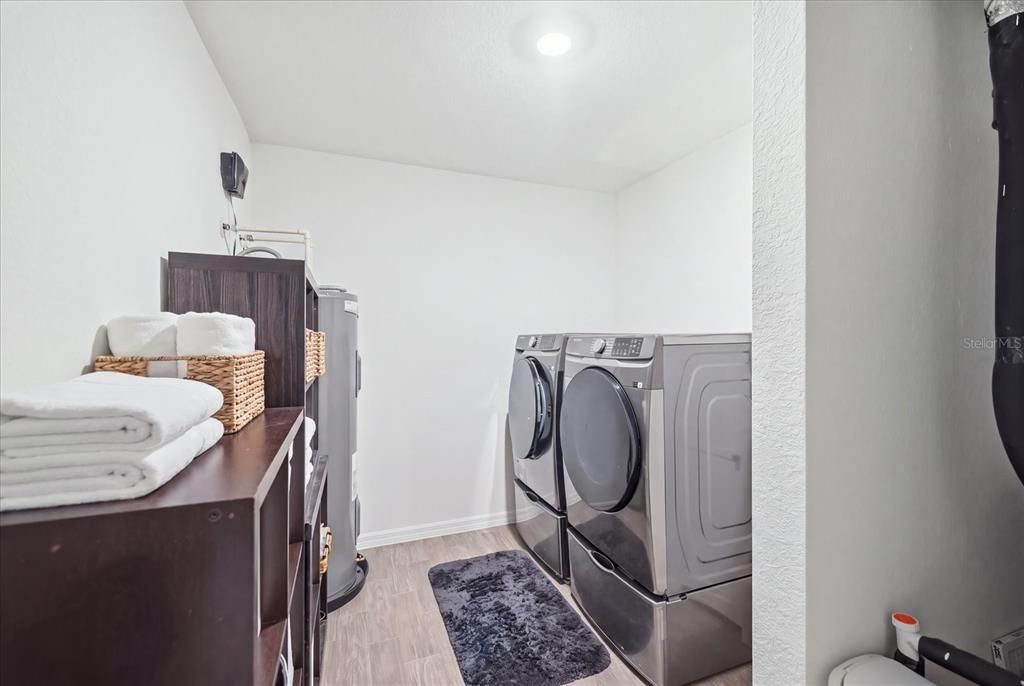 For Sale: $299,900 (2 beds, 2 baths, 1245 Square Feet)