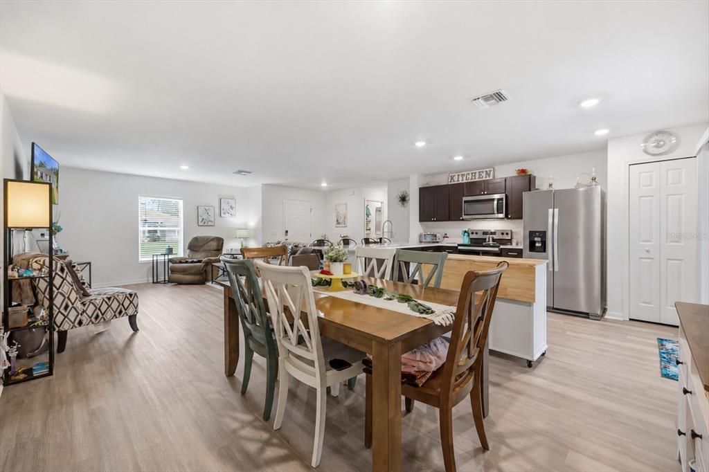 For Sale: $299,900 (2 beds, 2 baths, 1245 Square Feet)