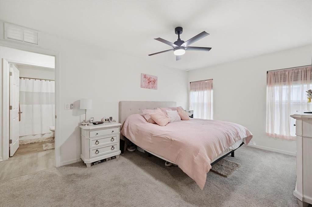 For Sale: $299,900 (2 beds, 2 baths, 1245 Square Feet)