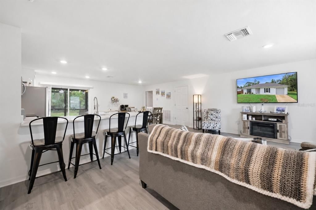 For Sale: $299,900 (2 beds, 2 baths, 1245 Square Feet)