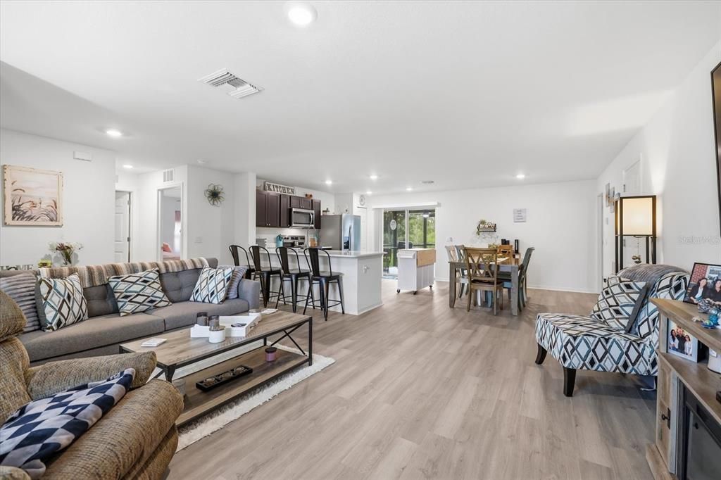 For Sale: $299,900 (2 beds, 2 baths, 1245 Square Feet)