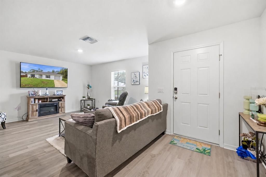 For Sale: $299,900 (2 beds, 2 baths, 1245 Square Feet)