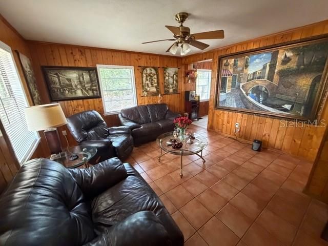 En Venta: $239,000 (4 camas, 2 baños, 1176 Pies cuadrados)