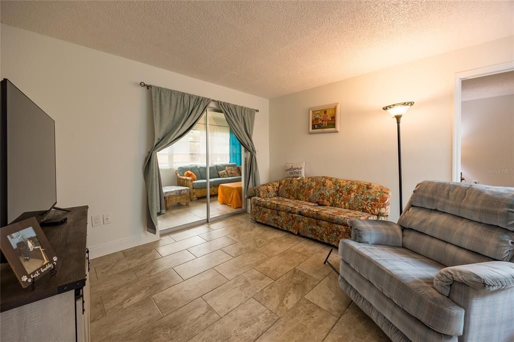 For Sale: $72,900 (1 beds, 1 baths, 728 Square Feet)