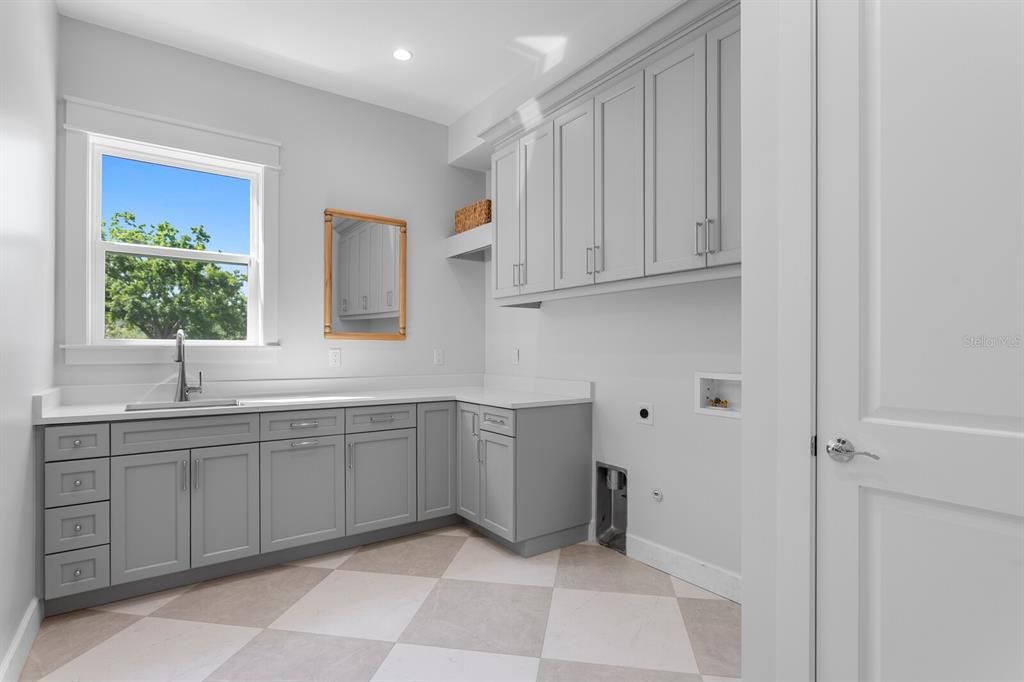 For Sale: $3,300,000 (5 beds, 5 baths, 5554 Square Feet)