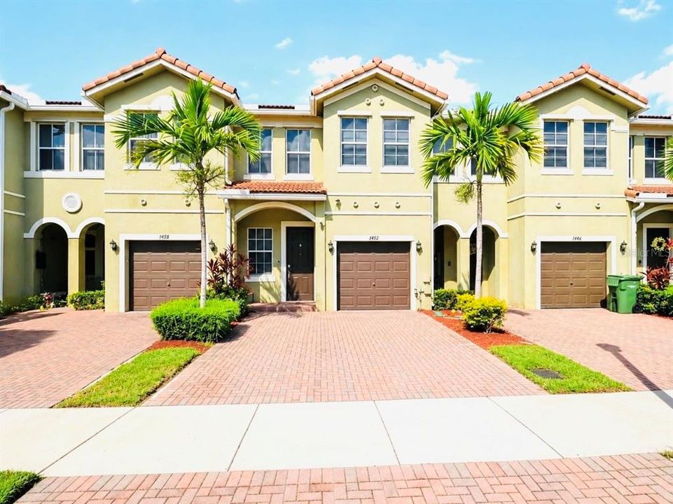 For Rent: $2,200 (1 beds, 1 baths, 1600 Square Feet)