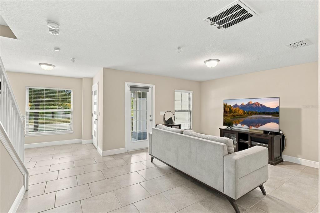 For Sale: $350,000 (3 beds, 3 baths, 2282 Square Feet)