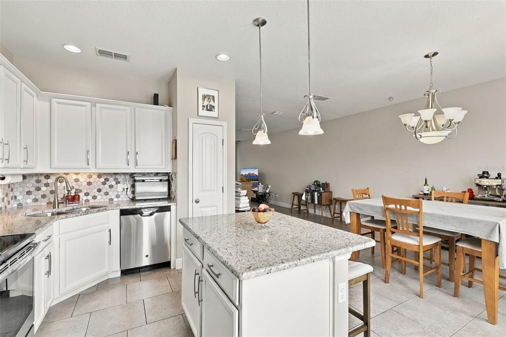 For Sale: $350,000 (3 beds, 3 baths, 2282 Square Feet)