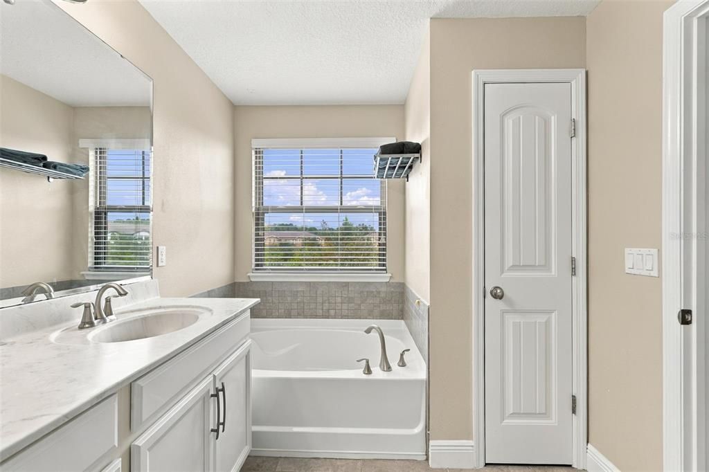 For Sale: $350,000 (3 beds, 3 baths, 2282 Square Feet)