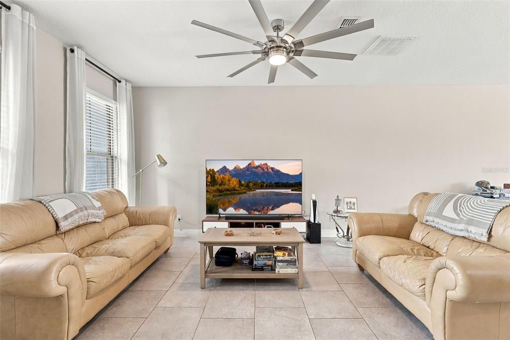 For Sale: $350,000 (3 beds, 3 baths, 2282 Square Feet)
