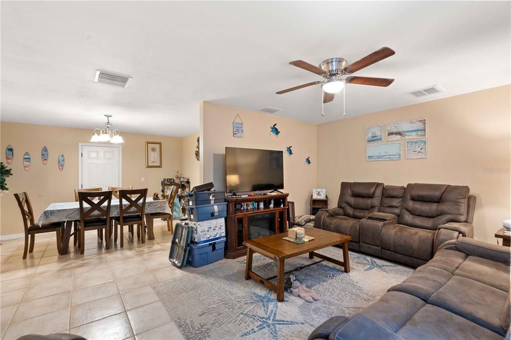For Sale: $290,000 (3 beds, 2 baths, 1428 Square Feet)
