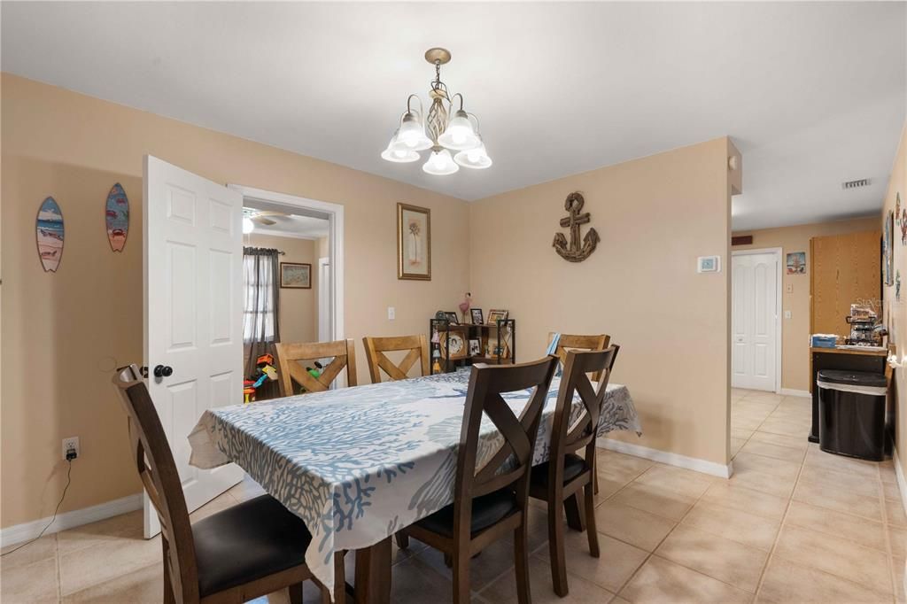 For Sale: $290,000 (3 beds, 2 baths, 1428 Square Feet)