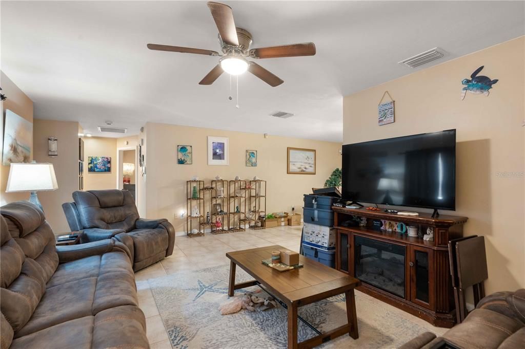 For Sale: $290,000 (3 beds, 2 baths, 1428 Square Feet)