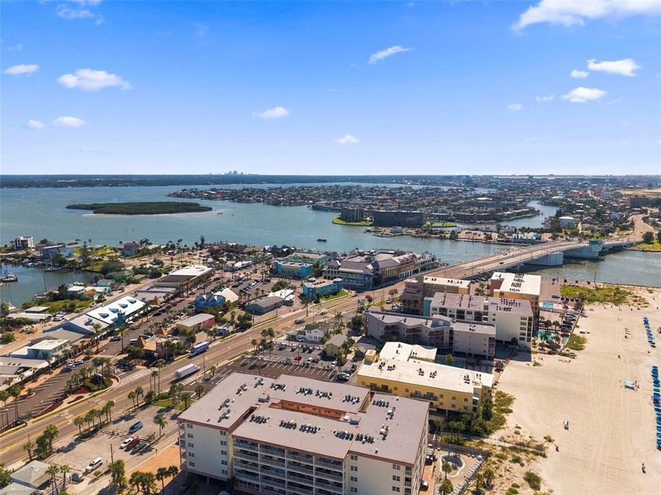 En Venta: $899,000 (2 camas, 2 baños, 1110 Pies cuadrados)