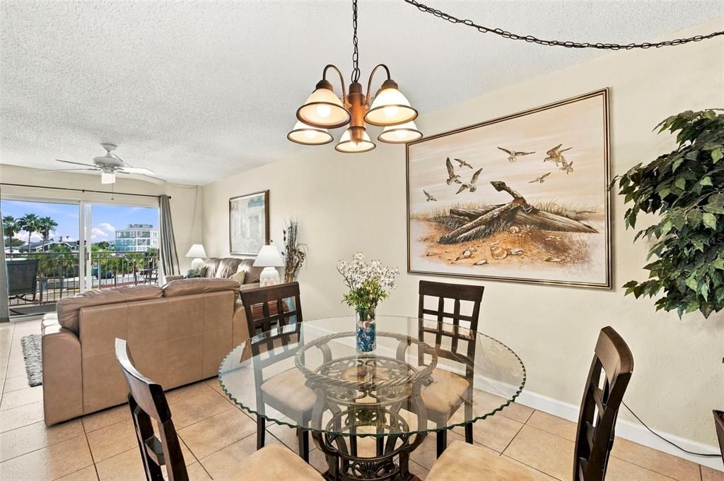 En Venta: $899,000 (2 camas, 2 baños, 1110 Pies cuadrados)
