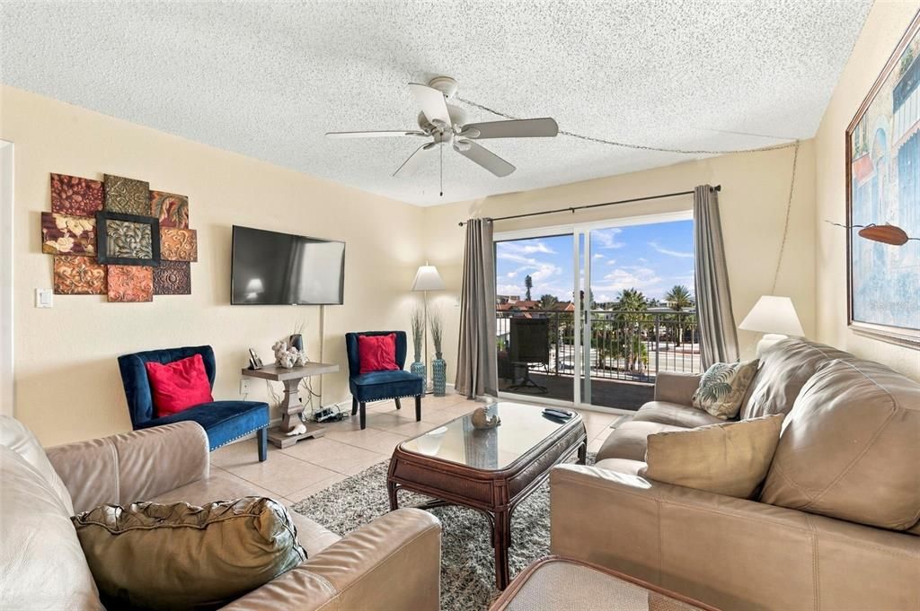 En Venta: $899,000 (2 camas, 2 baños, 1110 Pies cuadrados)