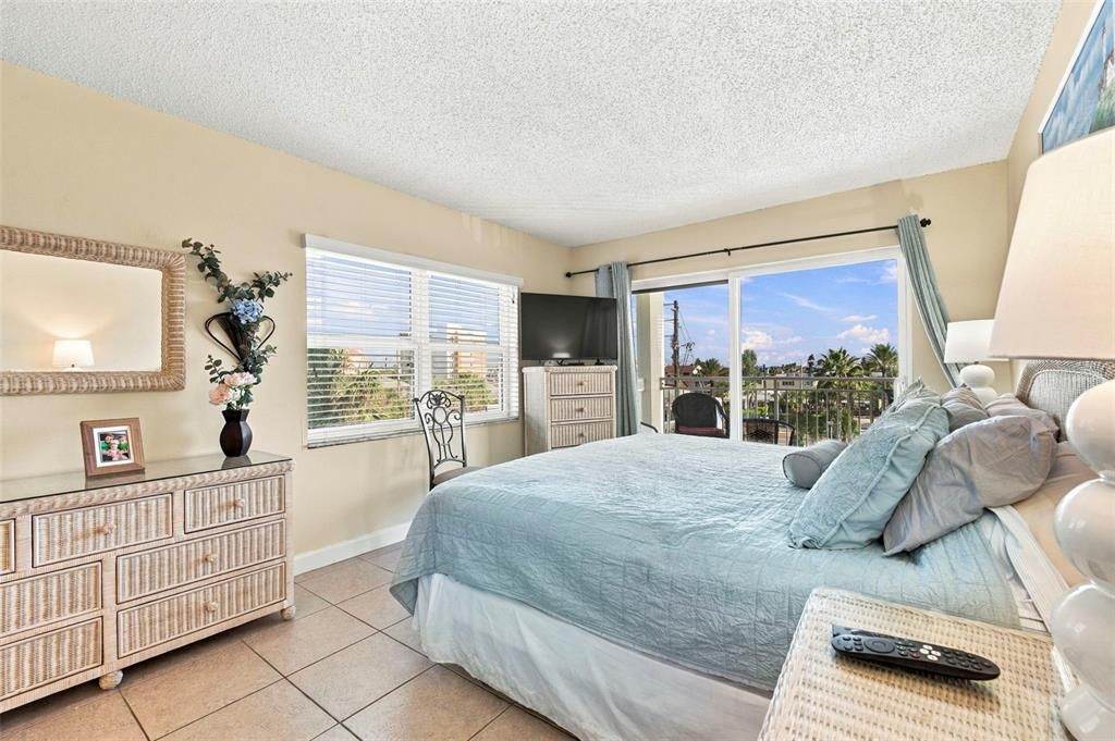 En Venta: $899,000 (2 camas, 2 baños, 1110 Pies cuadrados)