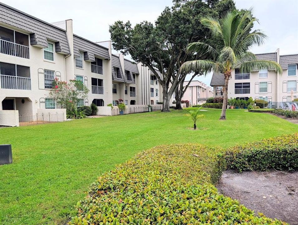 For Sale: $129,000 (2 beds, 2 baths, 1075 Square Feet)