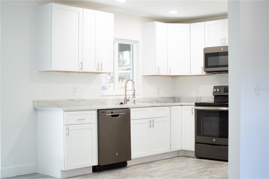 For Sale: $369,900 (3 beds, 2 baths, 1497 Square Feet)