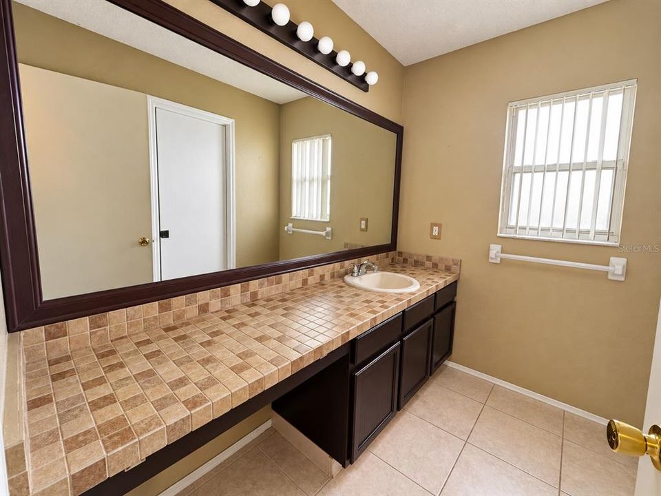 En Venta: $405,000 (4 camas, 2 baños, 1938 Pies cuadrados)