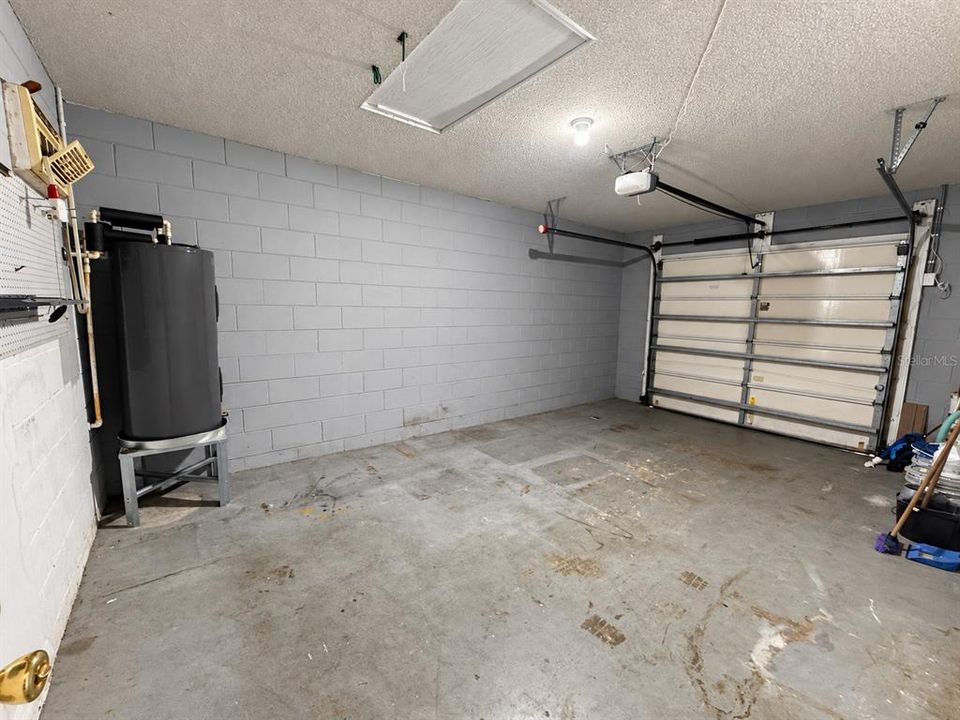 En Venta: $405,000 (4 camas, 2 baños, 1938 Pies cuadrados)