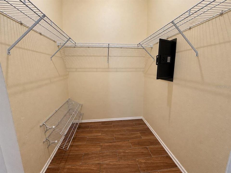 En Venta: $405,000 (4 camas, 2 baños, 1938 Pies cuadrados)