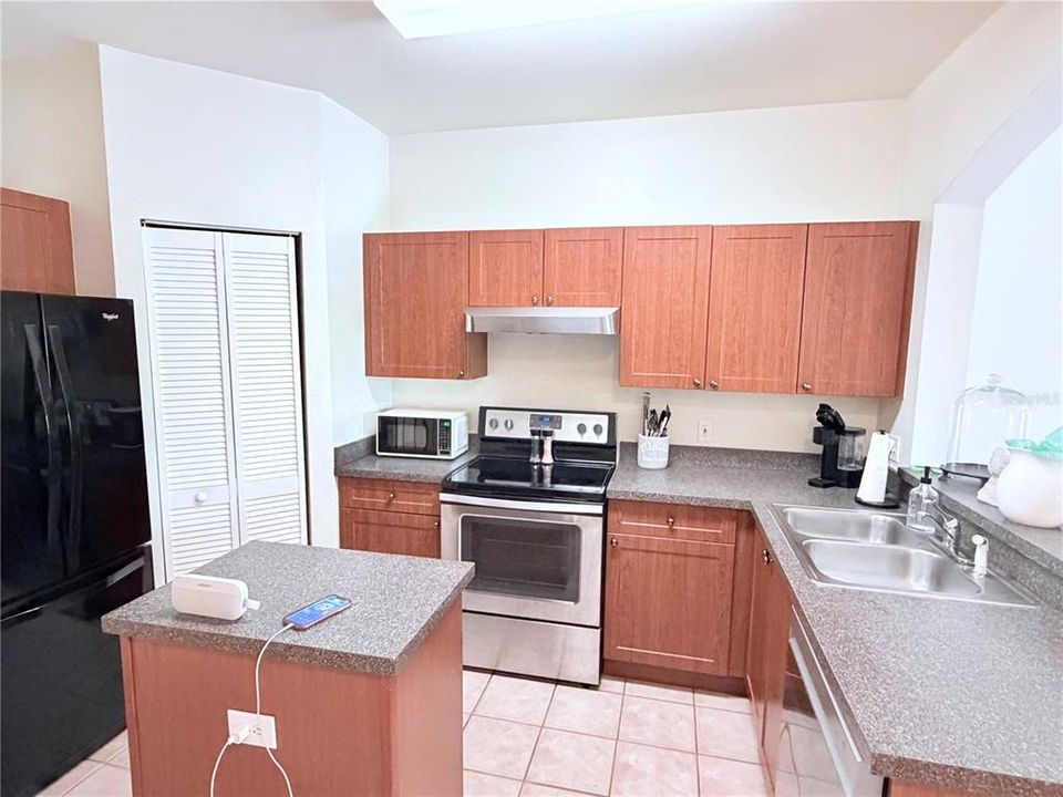 For Rent: $1,695 (1 beds, 1 baths, 830 Square Feet)