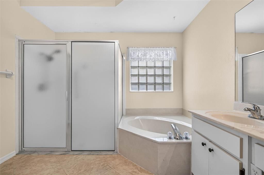 Activo con contrato: $349,900 (2 camas, 2 baños, 2486 Pies cuadrados)