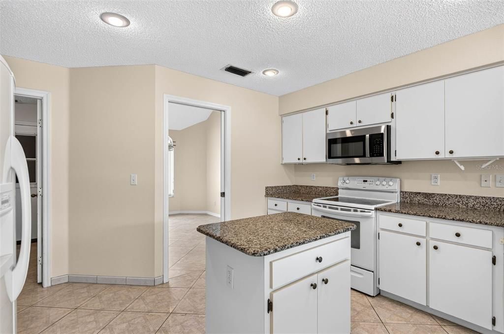 Activo con contrato: $349,900 (2 camas, 2 baños, 2486 Pies cuadrados)