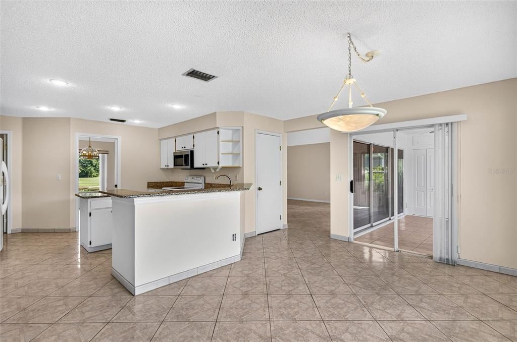 Activo con contrato: $349,900 (2 camas, 2 baños, 2486 Pies cuadrados)