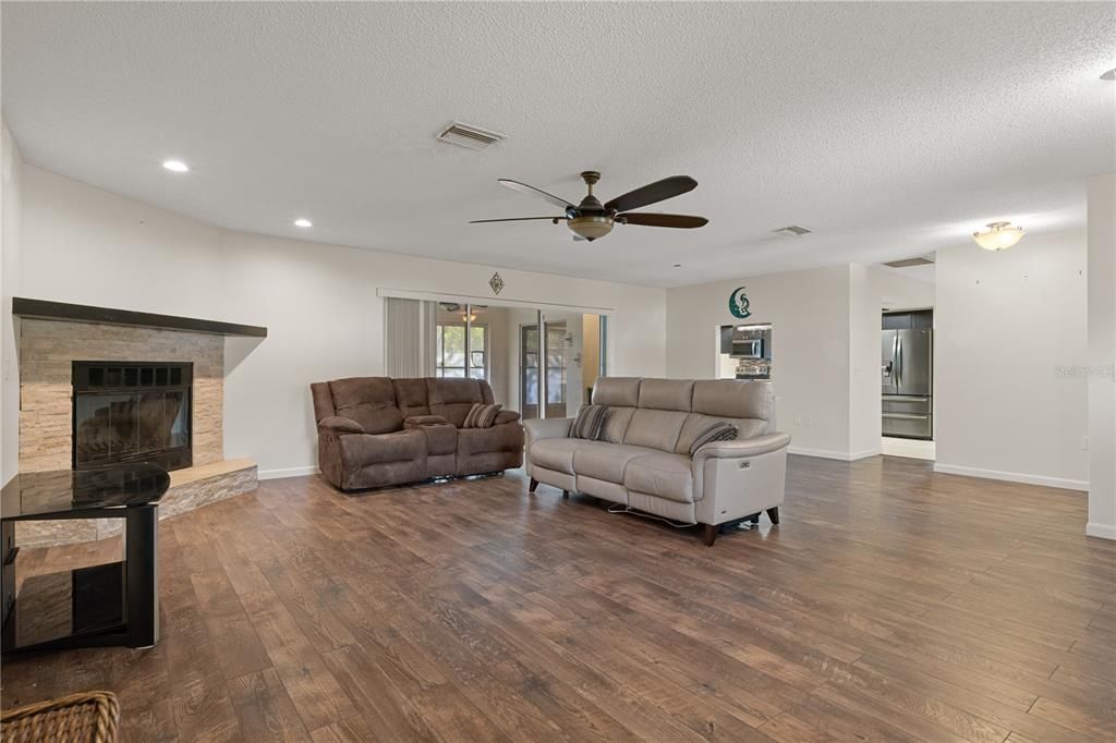 For Sale: $275,000 (3 beds, 2 baths, 2000 Square Feet)